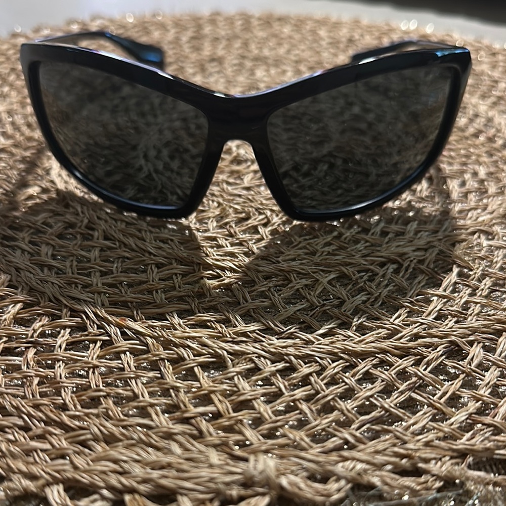 Burberry Black Sunglasses Sleek Design